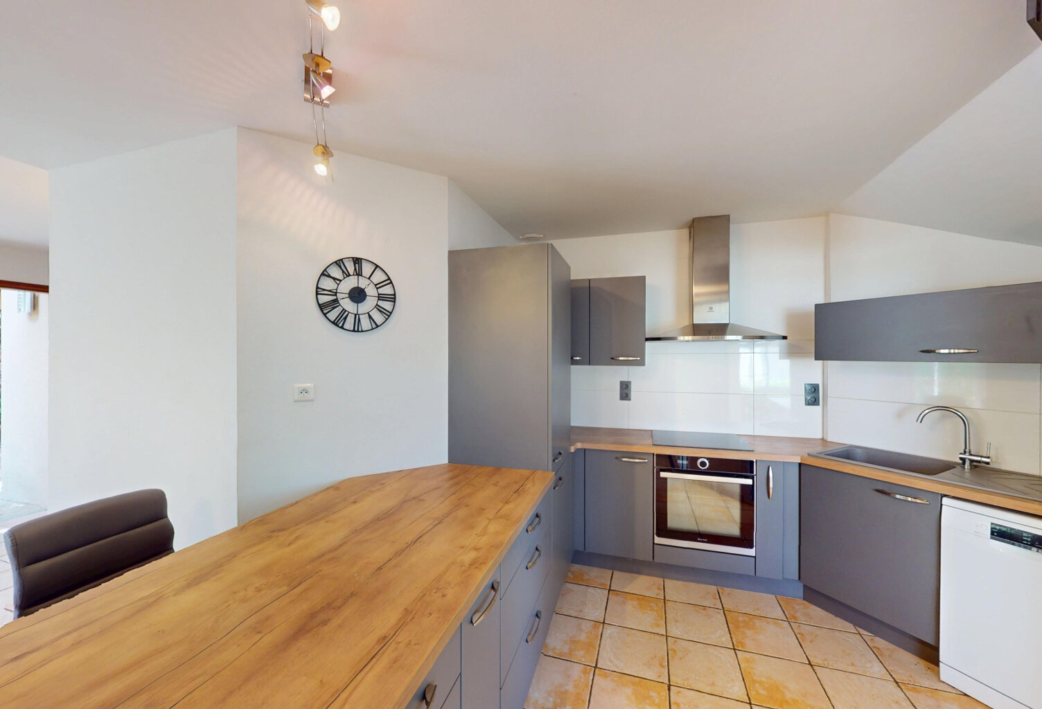 Maison T5 - 117 m2 - LE MONASTERE — photo 1