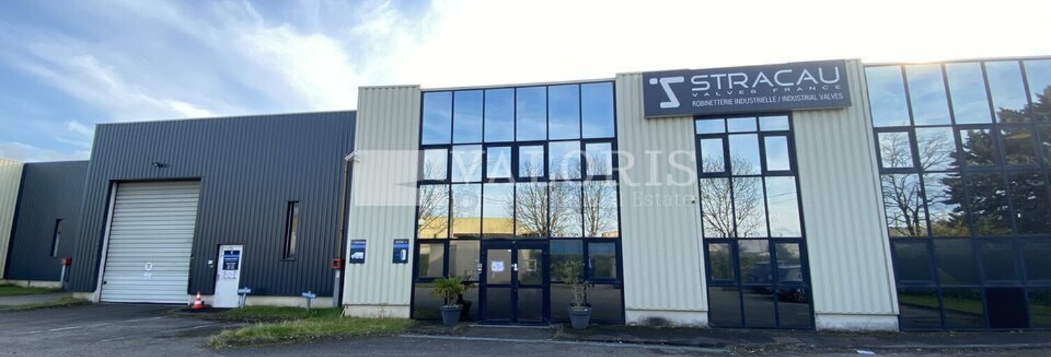 Commerce  1858 m² à louer à Genas (69740)
