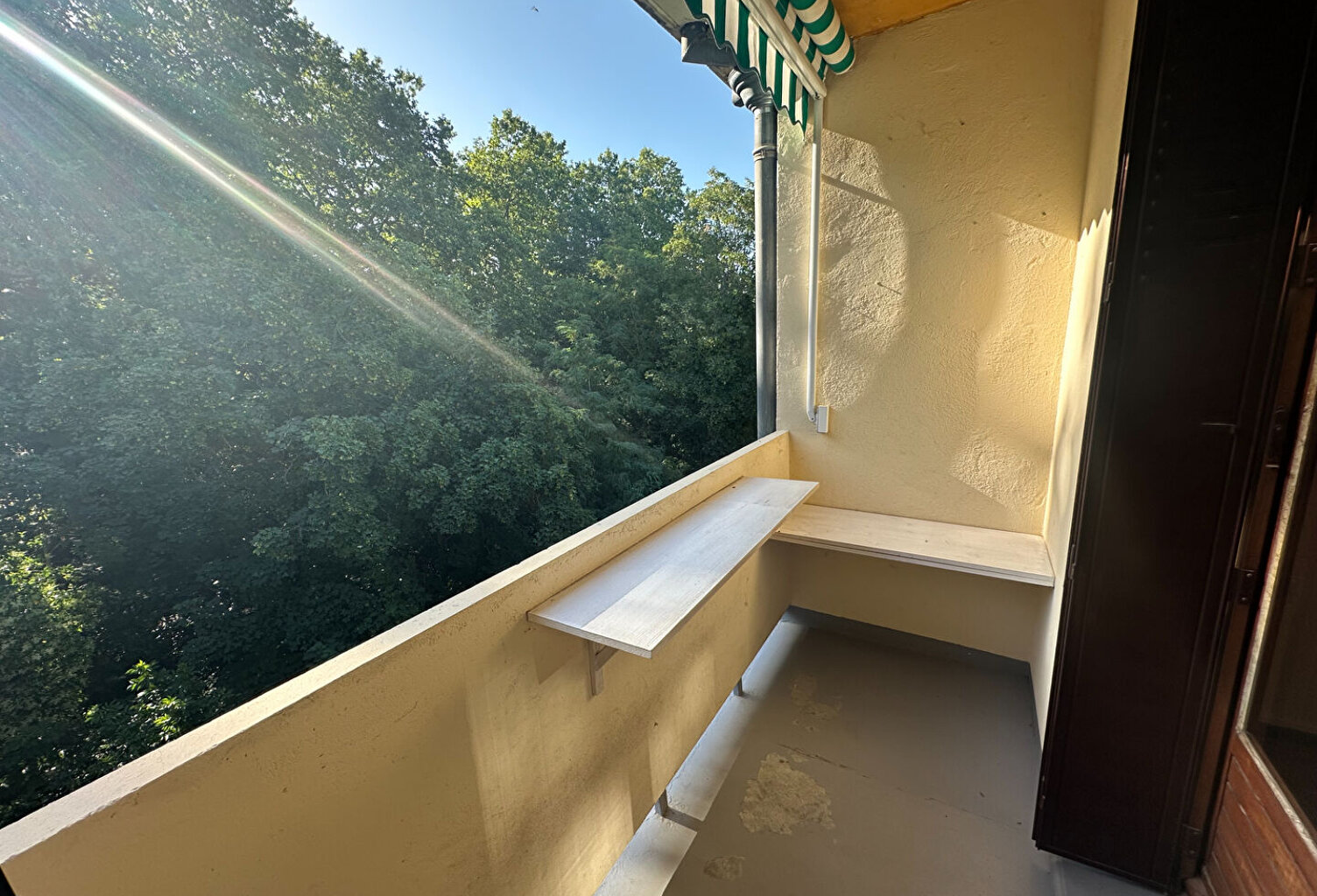 Location Aix Est proche centre LC Gestion vous propose dans une résidence sécurisée un appartement de type 3 avec balcon, loggia , parking libre, cave, calme. — photo 1
