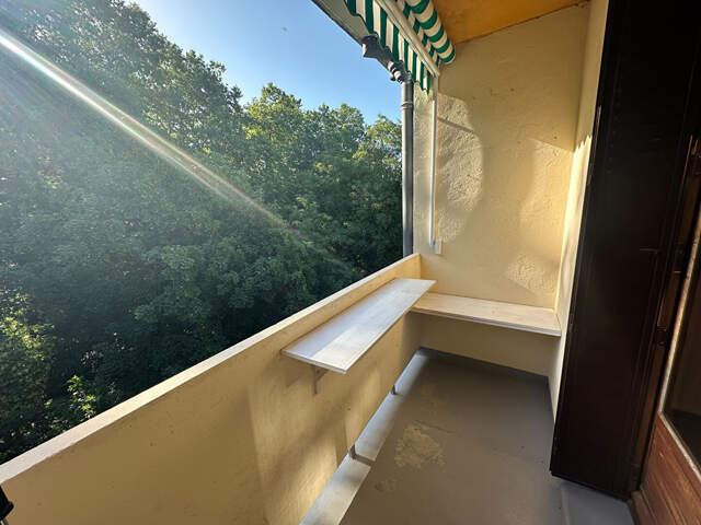 Location Aix Est proche centre LC Gestion vous propose dans une résidence sécurisée un appartement de type 3 avec balcon, loggia , parking libre, cave, calme. — photo du bien