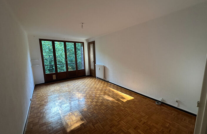 Location Aix Est proche centre LC Gestion vous propose dans une résidence sécurisée un appartement de type 3 avec balcon, loggia , parking libre, cave, calme. — photo 2
