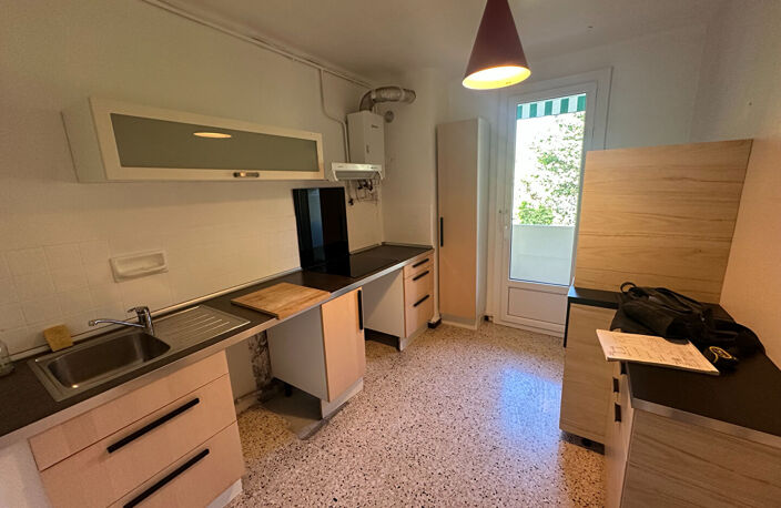 Location Aix Est proche centre LC Gestion vous propose dans une résidence sécurisée un appartement de type 3 avec balcon, loggia , parking libre, cave, calme. — photo 3