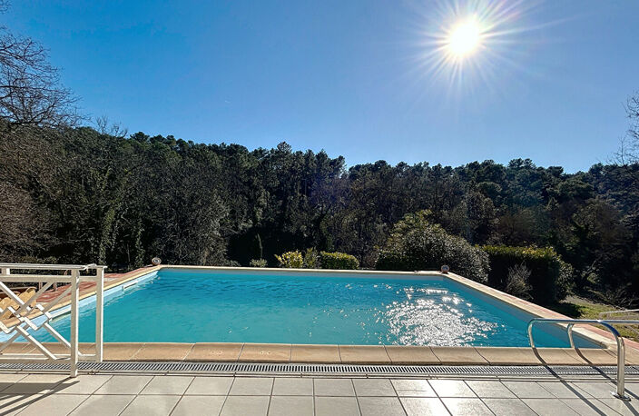 Maison, Bagnols en Forêt - 4 Chambres, Piscine et Garages ! — photo 2