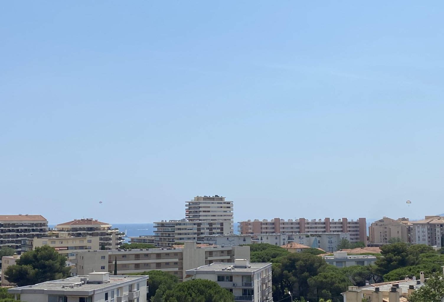 VENTE EN EXCLUSIVITE - FREJUS PLAGE - APPARTEMENT DEUX PIECES EN DERNIER ETAGE VUE MER AVEC PARKING — photo 1