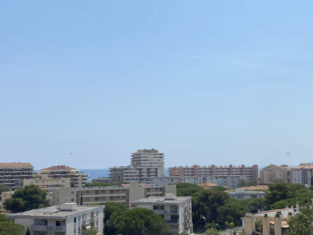 VENTE EN EXCLUSIVITE - FREJUS PLAGE - APPARTEMENT DEUX PIECES EN DERNIER ETAGE VUE MER AVEC PARKING — photo du bien