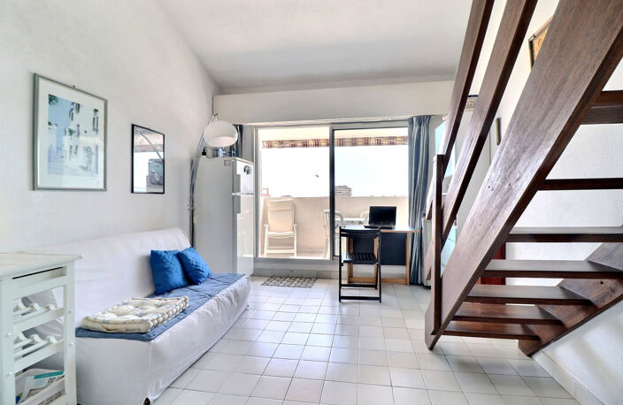 VENTE EN EXCLUSIVITE - FREJUS PLAGE - APPARTEMENT DEUX PIECES EN DERNIER ETAGE VUE MER AVEC PARKING — photo 2