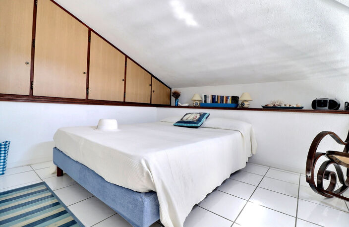 VENTE EN EXCLUSIVITE - FREJUS PLAGE - APPARTEMENT DEUX PIECES EN DERNIER ETAGE VUE MER AVEC PARKING — photo 5
