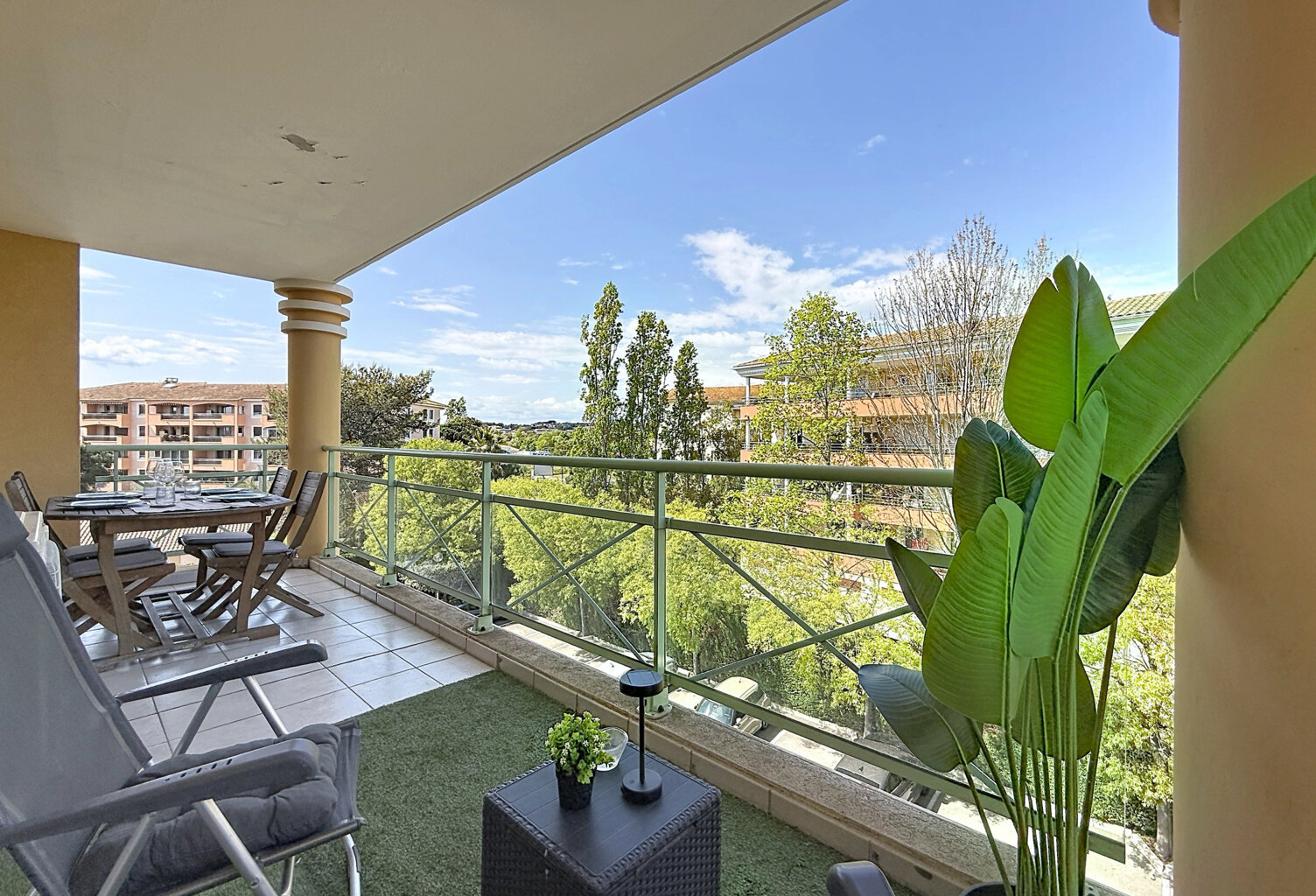 VENTE EN EXCLUSIVITE - SAINT-RAPHAËL - BAS DE VALESCURE - BEAU STUDIO AVEC UN GRAND BALCON DE 10M2 — photo 1