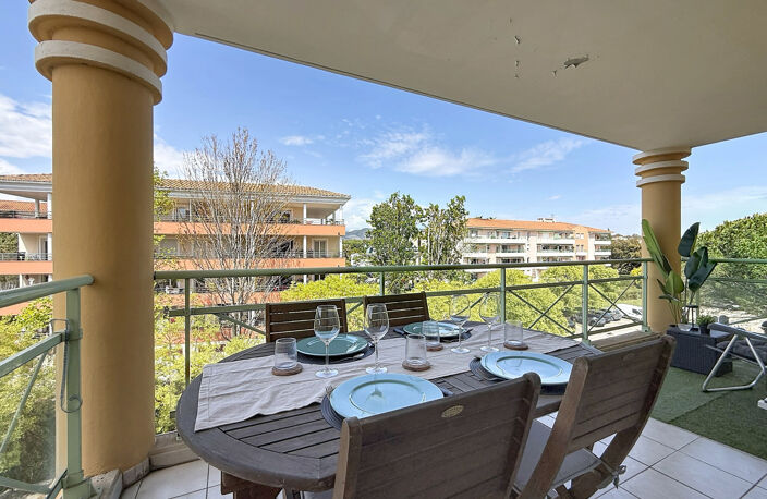 VENTE EN EXCLUSIVITE - SAINT-RAPHAËL - BAS DE VALESCURE - BEAU STUDIO AVEC UN GRAND BALCON DE 10M2 — photo 2