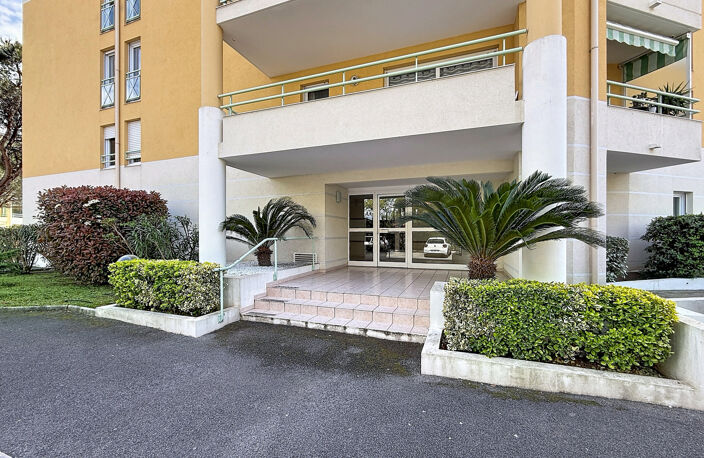 VENTE EN EXCLUSIVITE - SAINT-RAPHAËL - BAS DE VALESCURE - BEAU STUDIO AVEC UN GRAND BALCON DE 10M2 — photo 3