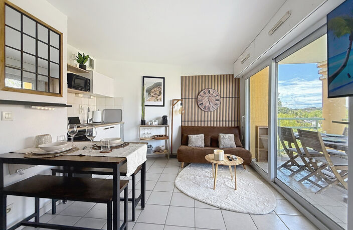 VENTE EN EXCLUSIVITE - SAINT-RAPHAËL - BAS DE VALESCURE - BEAU STUDIO AVEC UN GRAND BALCON DE 10M2 — photo 4