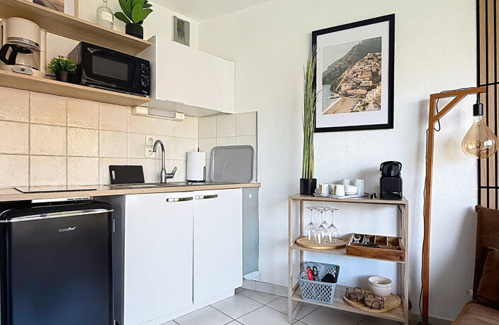 VENTE EN EXCLUSIVITE - SAINT-RAPHAËL - BAS DE VALESCURE - BEAU STUDIO AVEC UN GRAND BALCON DE 10M2 — photo 5