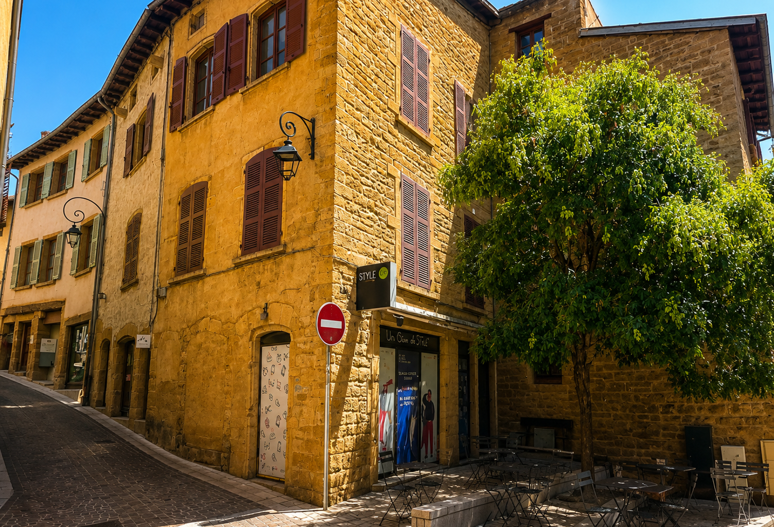 BEAU POTENTIEL POUR CET IMMEUBLE AU COEUR DE L'ARBRESLE — photo 1