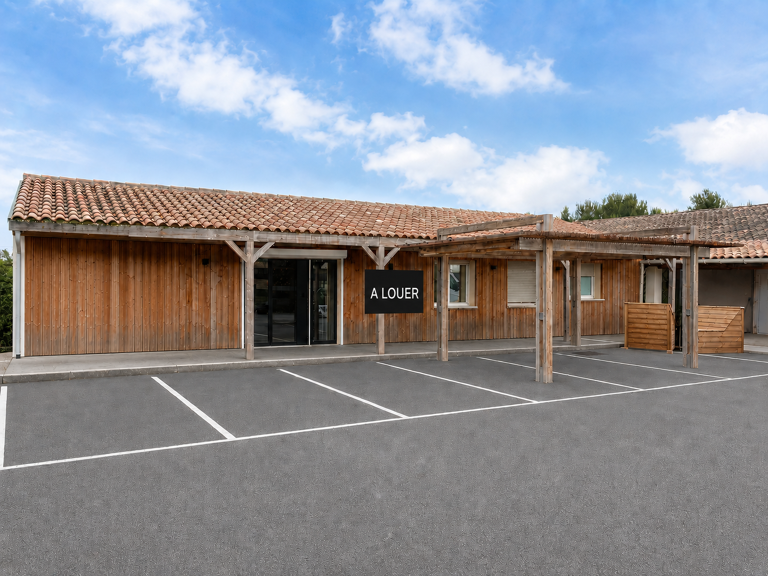 SAINT VICTORET ZONE ARTISANALE - Bureaux de 211m2 avec stationnements et stockage — photo 1