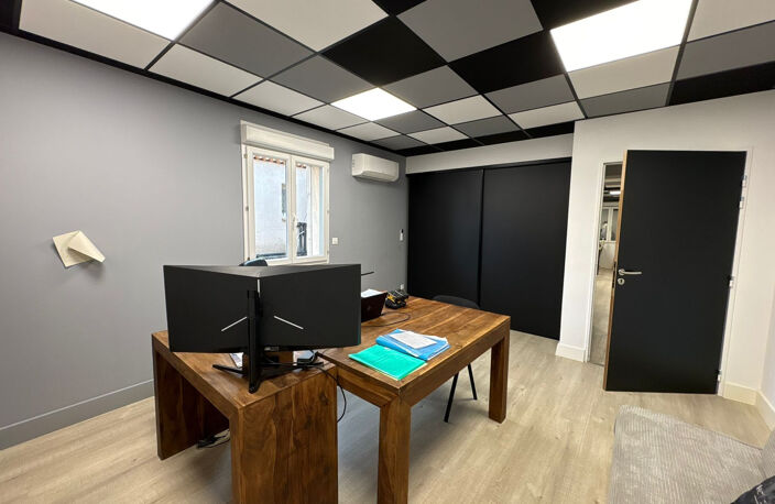SAINT VICTORET ZONE ARTISANALE - Bureaux de 211m2 avec stationnements et stockage — photo 4