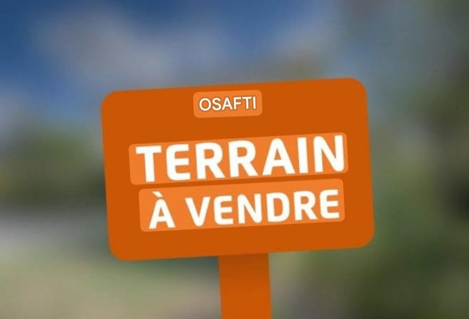 Terrain constructible à batir, belle parcelle avec puits et bâtiment, au coeur du bourg. — photo 1