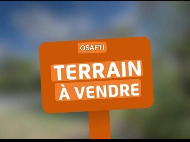 Terrain constructible à batir, belle parcelle avec puits et bâtiment, au coeur du bourg. — photo du bien