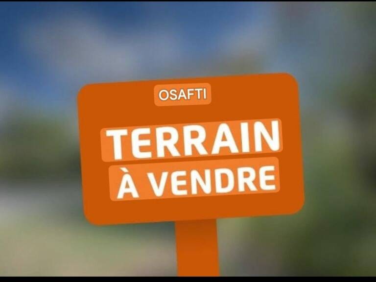Terrain constructible à batir, belle parcelle avec puits et bâtiment, au coeur du bourg. — photo 1