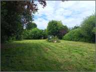 Terrain constructible à batir, belle parcelle avec puits et bâtiment, au coeur du bourg. — photo 2