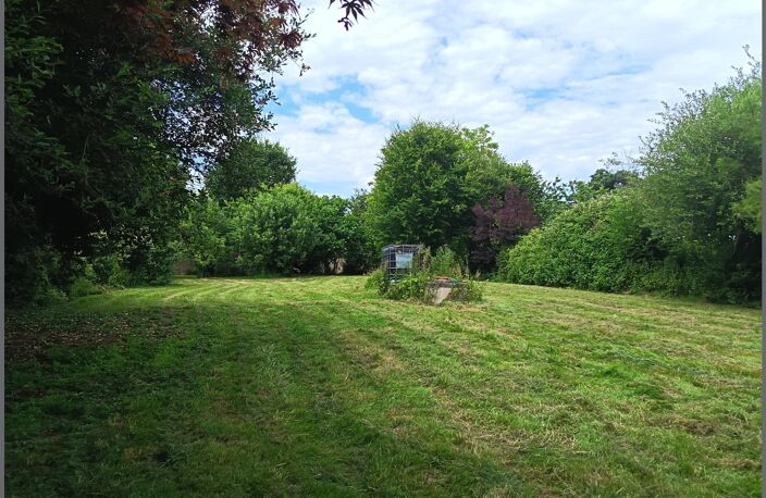 Terrain constructible à batir, belle parcelle avec puits et bâtiment, au coeur du bourg. — photo 2