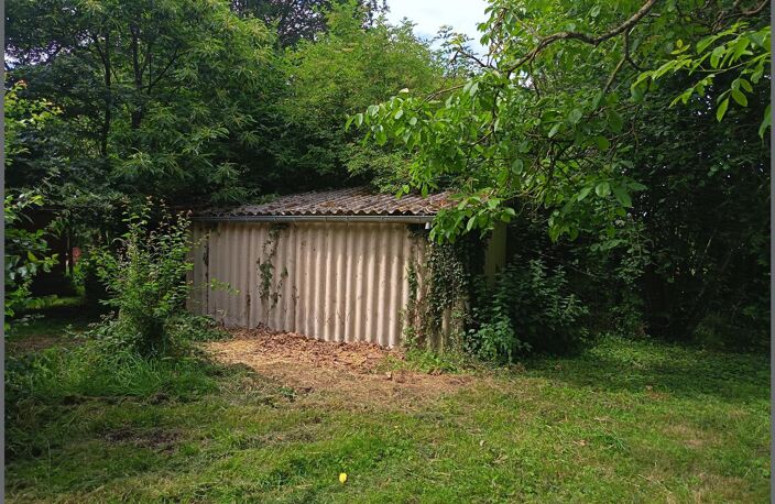 Terrain constructible à batir, belle parcelle avec puits et bâtiment, au coeur du bourg. — photo 4