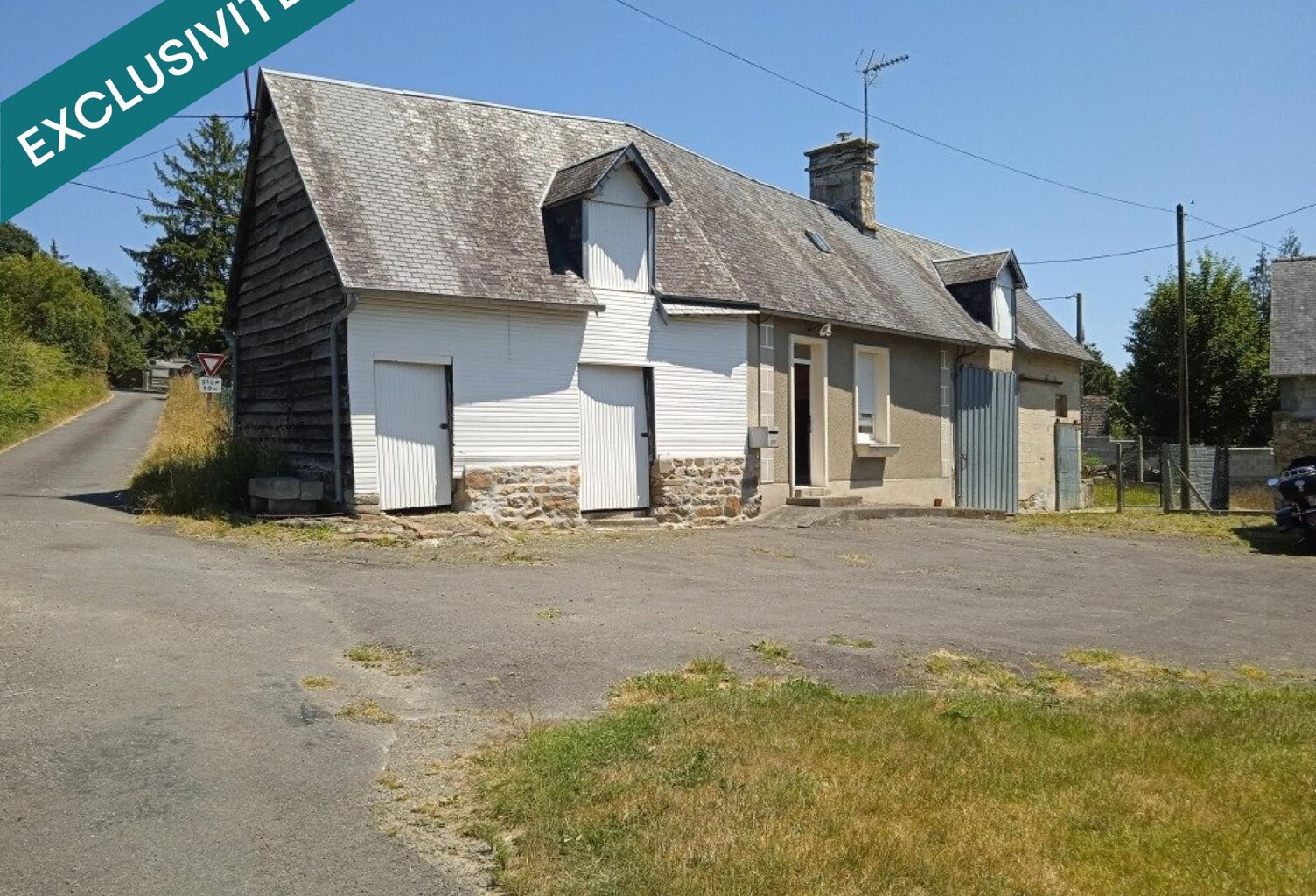 À découvrir sans tarder : une maison charmante avec dépendance, sur un vaste terrain, à Mortain-Bocage. — photo 1