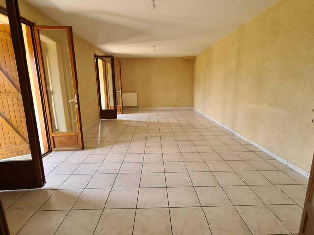 Maison familiale de 150 m² habitables avec sous-sol total, terrain de 1 500 m² et tout-à-l'égout — photo du bien