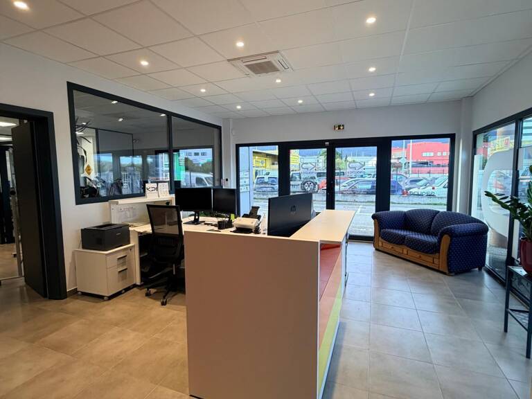 Bureaux à louer dans une zone industriel prisée — photo 1