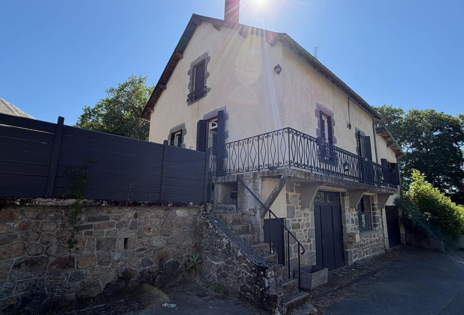 Maison d'habitation sur 2 niveaux avec sous-sol — photo 1