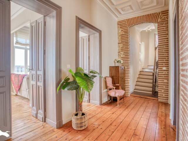 Maison en pierre de 8 pièces principales — photo du bien