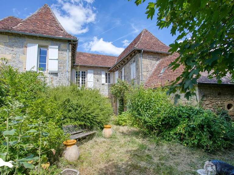 Maison en pierre de 7 pièces principales — photo 1
