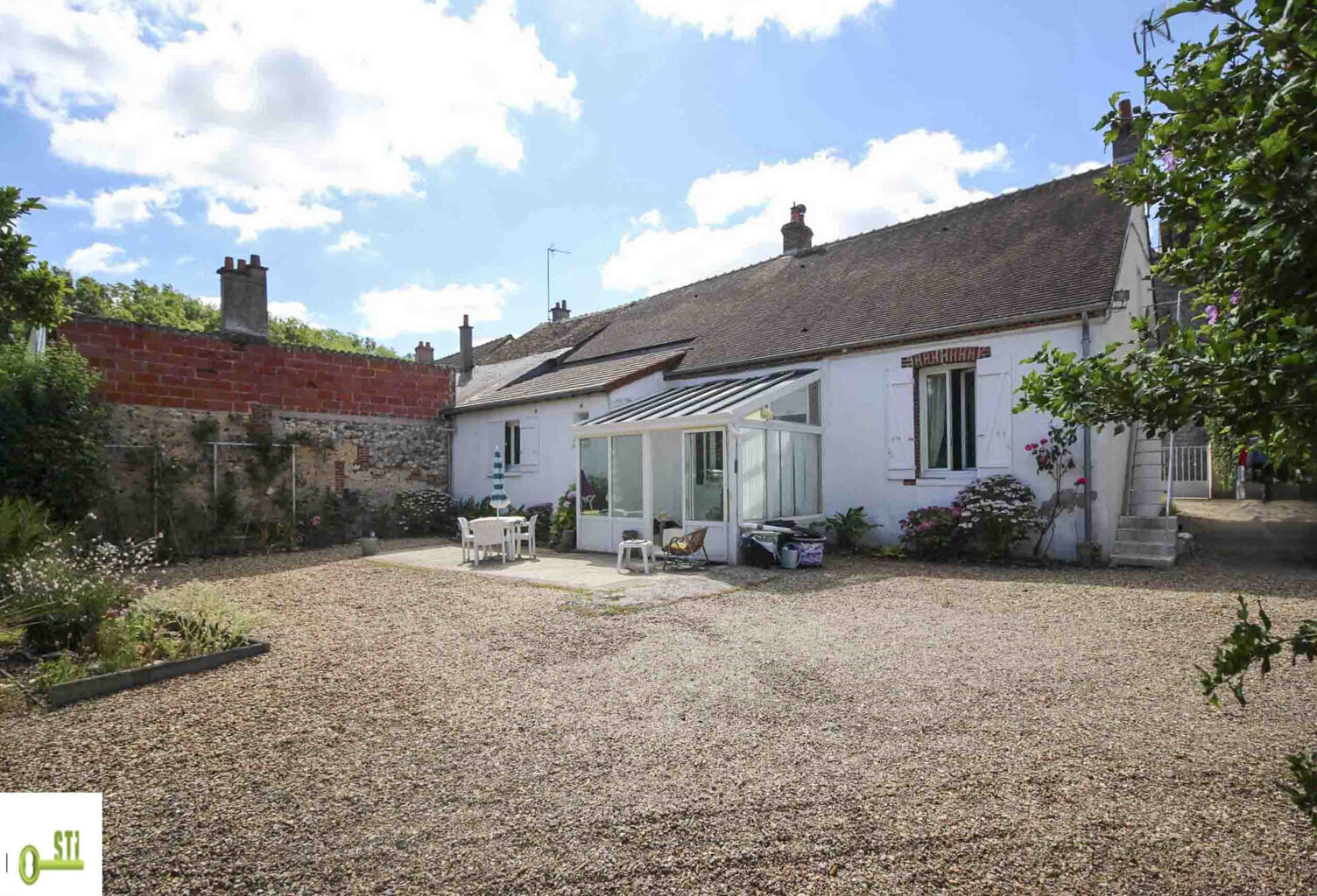 Maison de plain-pied avec garage et jardin — photo 1