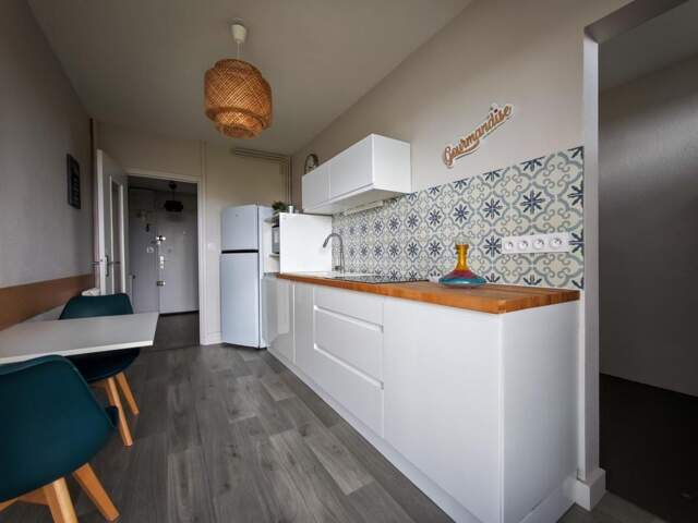 CHOLET – Appartement lumineux 2 chambres avec vue panoramique, balcon, cave et parking sécurisé — photo du bien