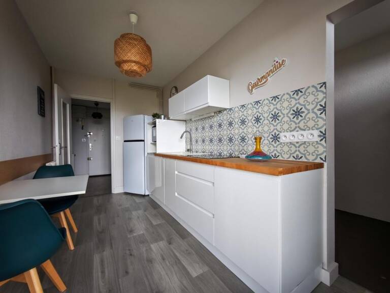 CHOLET – Appartement lumineux 2 chambres avec vue panoramique, balcon, cave et parking sécurisé — photo 1