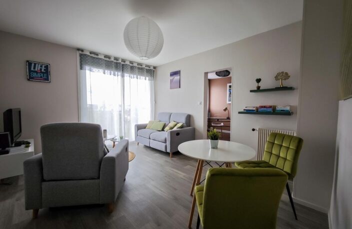 CHOLET – Appartement lumineux 2 chambres avec vue panoramique, balcon, cave et parking sécurisé — photo 2