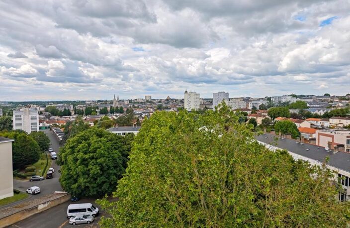 CHOLET – Appartement lumineux 2 chambres avec vue panoramique, balcon, cave et parking sécurisé — photo 4