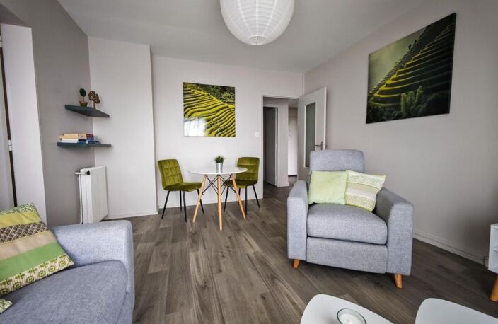 CHOLET – Appartement lumineux 2 chambres avec vue panoramique, balcon, cave et parking sécurisé — photo 5