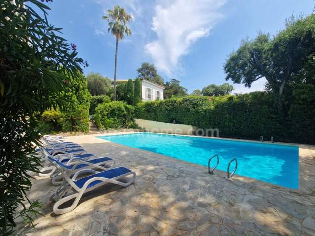 Appartement 2 pièces de 57 m² traversant avec terrasses dans résidence avec piscine — photo du bien