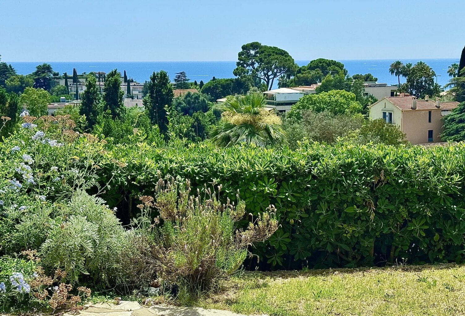 Cannes début de la Croix des gardes-rez de jardin vue mer — photo 1
