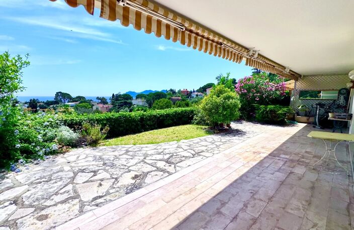 Cannes début de la Croix des gardes-rez de jardin vue mer — photo 2