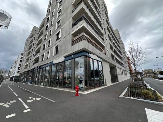 Dpt Rhône (69), à louer VILLEURBANNE Local commercial/service de 93m2 rue Léon Blum à la soie — photo du bien
