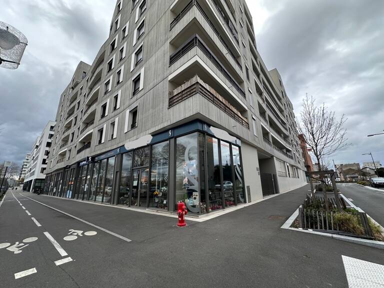 Dpt Rhône (69), à louer VILLEURBANNE Local commercial/service de 93m2 rue Léon Blum à la soie — photo 1