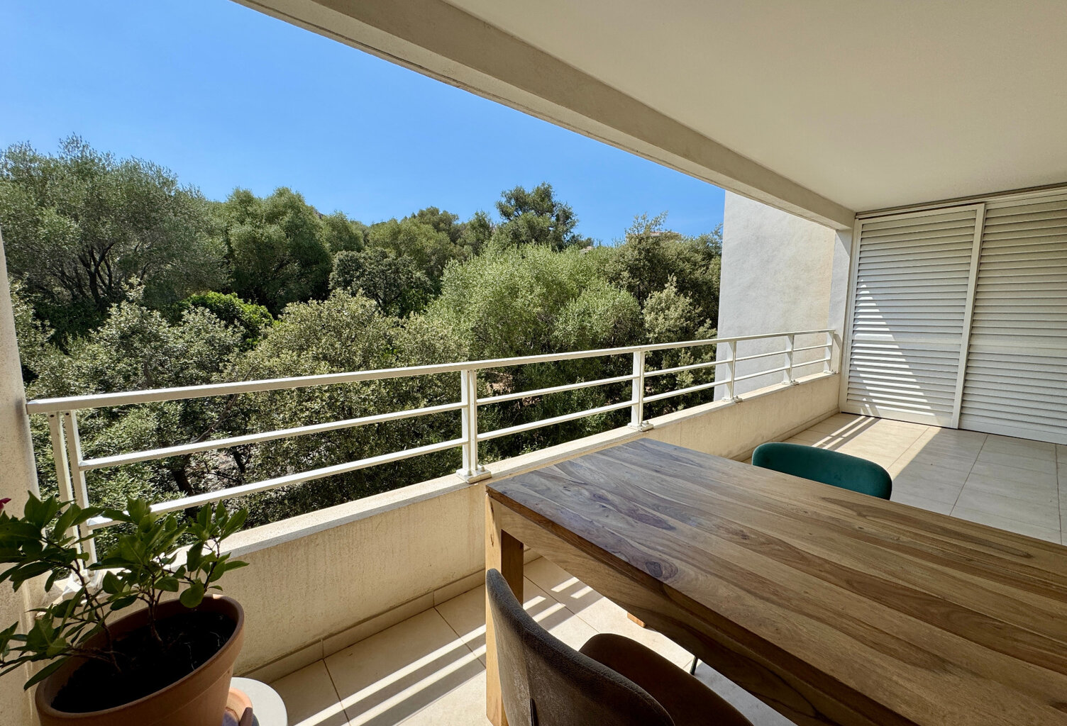 Appartement T3 lumineux avec terrasse, vue dégagée et parking – L’Île-Rousse (20) — photo 1