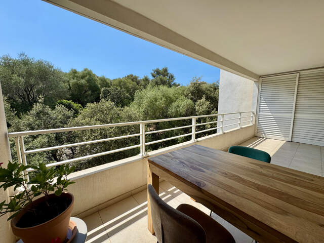 Appartement T3 lumineux avec terrasse, vue dégagée et parking – L’Île-Rousse (20) — photo du bien