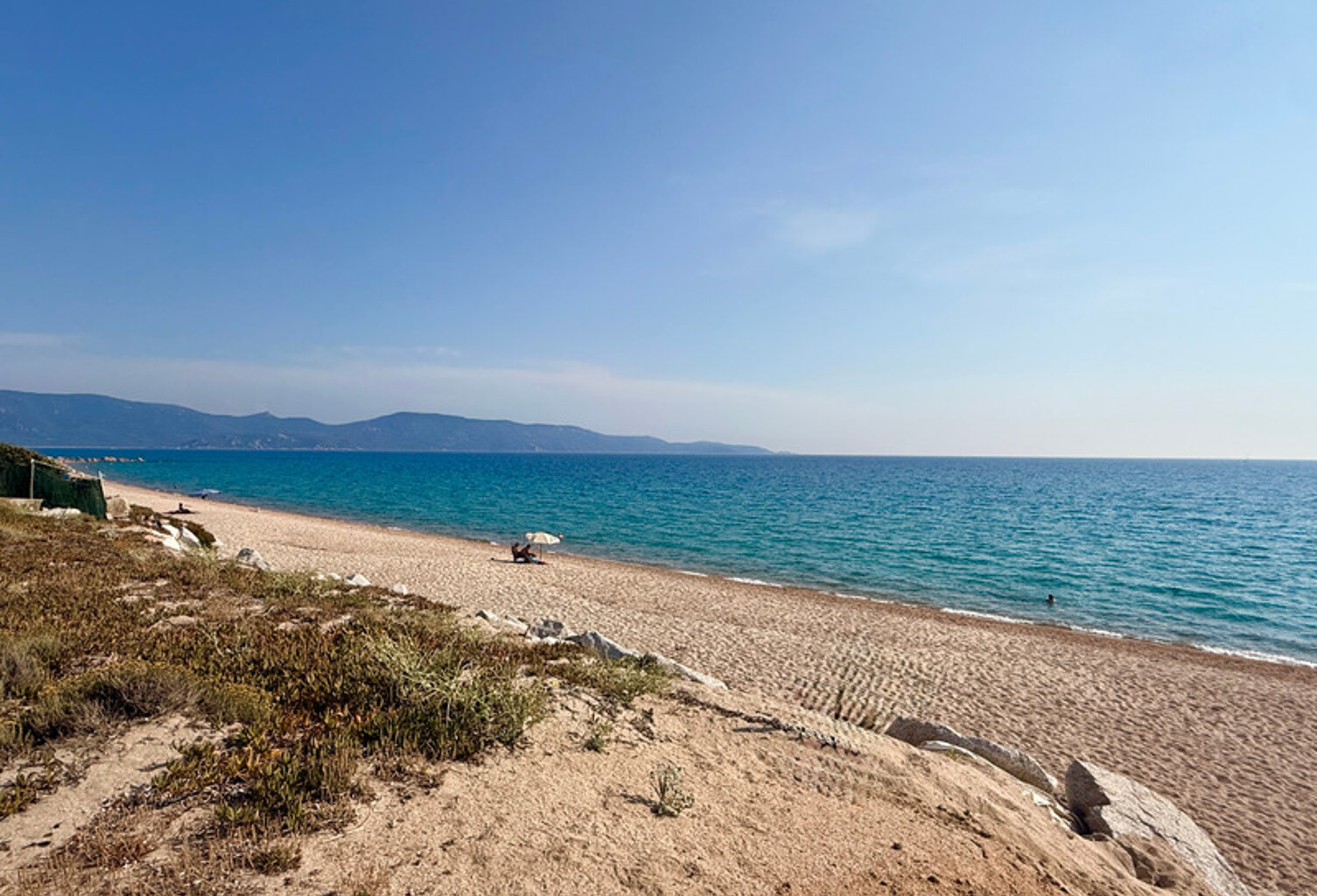 OLMETO-PLAGE (CORSE) : A vendre Studio en bord de mer, terrasse, dernier étage, accès direct à la plage — photo 1