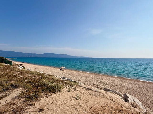 OLMETO-PLAGE (CORSE) : A vendre Studio en bord de mer, terrasse, dernier étage, accès direct à la plage — photo du bien