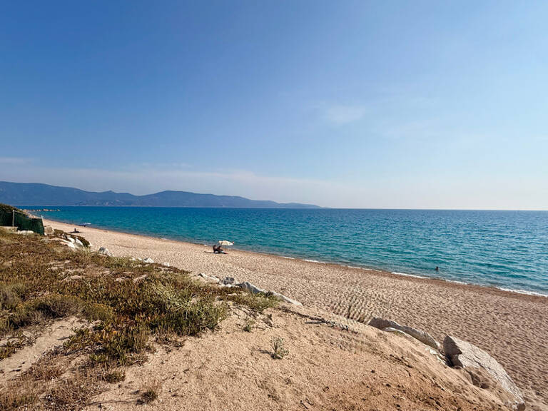 OLMETO-PLAGE (CORSE) : A vendre Studio en bord de mer, terrasse, dernier étage, accès direct à la plage — photo 1