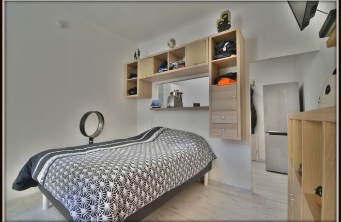 Appartement rénové avec jardin privatif – Vendu entièrement meublé 1 pièces NIMES (30) — photo 2