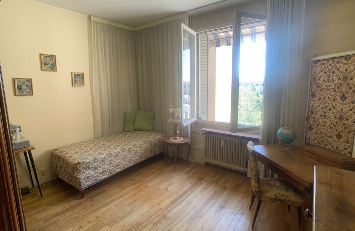 Appartement hyper centre Montluçon T5, 3 chambres, avec cave et parking couvert privé — photo 5