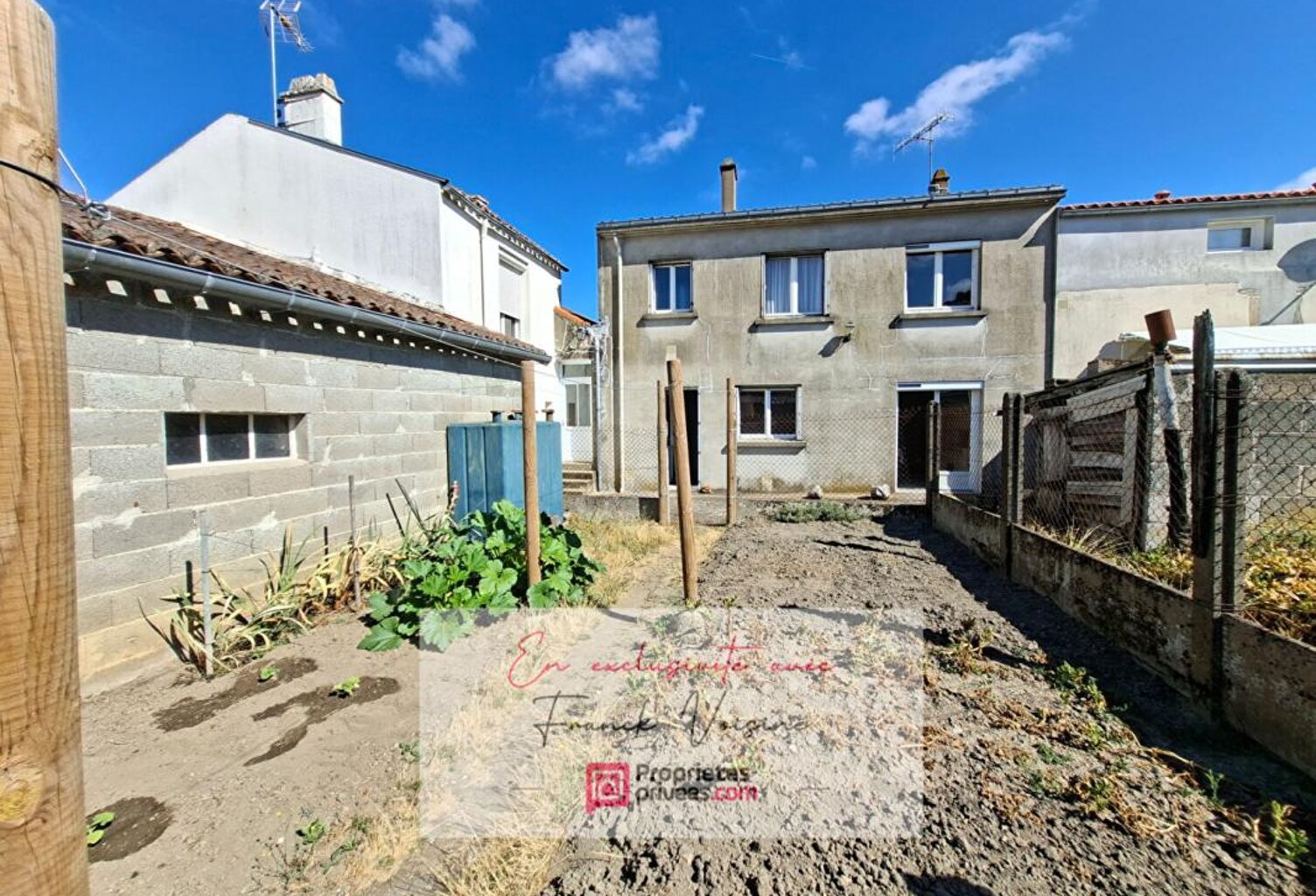 A VENDRE en Exclusivité à Beaurepaire, Ensemble de 2 maisons de 126 et 50 m2 avec plusieurs dépendances et garages sur une parcelle de 472 m2 env — photo 1